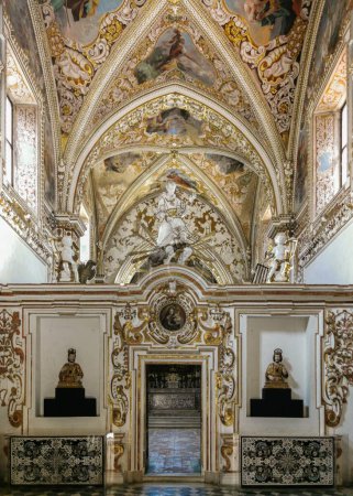 Foto de Imagen vertical de la iglesia de estilo barroco de la Certosa di Padula, Campania, Italia - Imagen libre de derechos