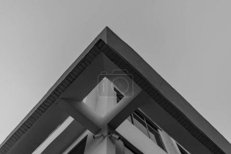 Téléchargez les photos : Une échelle de gris basse d'une partie d'un toit de bâtiment avec des caméras fixées dessus - en image libre de droit