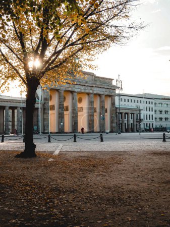 Téléchargez les photos : Une belle vue sur la façade de la Porte de Brandebourg à Berlin - en image libre de droit