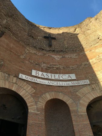 Téléchargez les photos : Plan vertical du panneau à l'entrée : La basilique Sainte-Marie-des-Anges et des martyrs - en image libre de droit