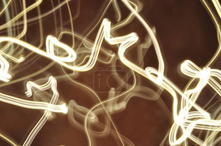 Foto de Un primer plano de luces de neón abstractas amarillas - Imagen libre de derechos