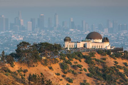 Téléchargez les photos : L'observatoire Griffith avec l'horizon de Los Angeles en arrière-plan - en image libre de droit