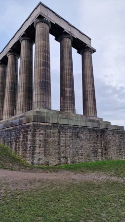 Téléchargez les photos : Vue verticale du Monument national d'Écosse sur Calton Hill à Édimbourg, en Écosse. - en image libre de droit