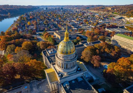 Téléchargez les photos : Vue aérienne du bâtiment du Capitole de l'État de Virginie-Occidentale et du centre-ville de Charleston en automne. - en image libre de droit