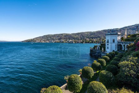 Téléchargez les photos : Une terrasse pittoresque d'Isola Bella avec des jardins surplombant le lac Majeur à Stresa, Piémont, Italie - en image libre de droit