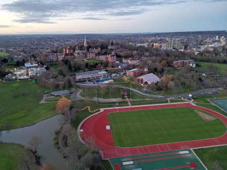 Téléchargez les photos : Une vue par drone de la Harrow School Playing Fields au Royaume-Uni - en image libre de droit