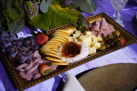 Téléchargez les photos : Un gros plan de différents desserts savoureux dans une assiette en métal doré sur la table - en image libre de droit