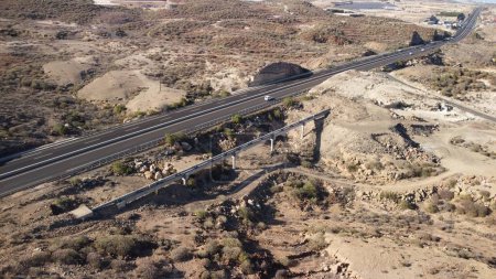 Téléchargez les photos : Vue aérienne de l'autoroute, qui traverse le désert de Tenerife, les îles Canaries en Espagne - en image libre de droit