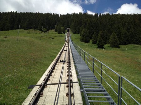 Foto de Un pintoresco plano de las escaleras más largas de Berna, Suiza - Imagen libre de derechos