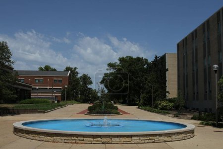 Téléchargez les photos : Gros plan d'une fontaine d'eau près des bâtiments - en image libre de droit