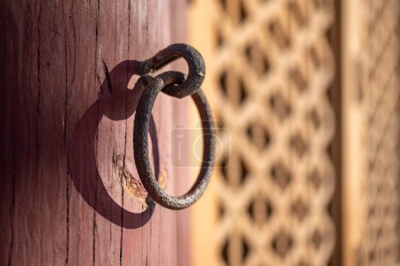 Foto de Un primer plano de una vieja perilla de puerta metálica - Imagen libre de derechos