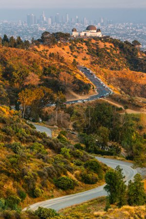 Téléchargez les photos : Un plan vertical de l'autoroute menant à l'observatoire Griffith avec la ligne d'horizon de Los Angeles à l'arrière - en image libre de droit