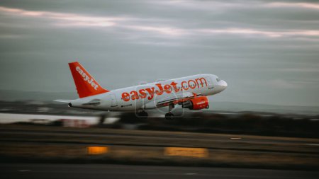 Foto de Un avión EasyJet a320 despegando al atardecer en el Aeropuerto John Lennon, Liverpool, Reino Unido - Imagen libre de derechos