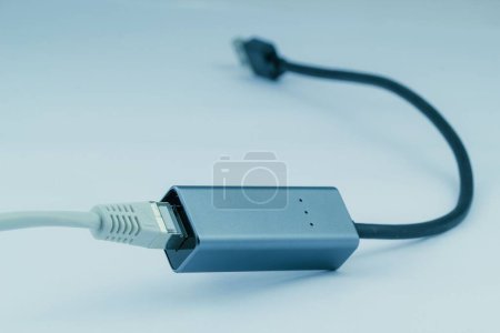 Foto de A Ethernet RJ 45 LAN A USB en fondo azul - Imagen libre de derechos