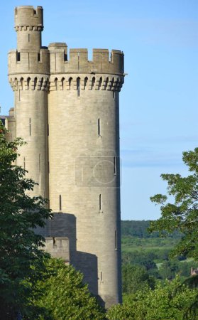 Téléchargez les photos : Un gros plan vertical d'une vieille tour de château avec la lumière du soleil dessus - en image libre de droit