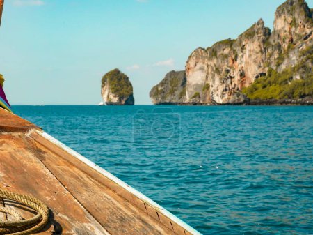 Foto de Un barco con un mar y koh phi phi tierra en el fondo, Tailandia - Imagen libre de derechos