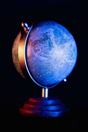 Foto de Un plano vertical del globo terráqueo aislado sobre un fondo negro - Imagen libre de derechos
