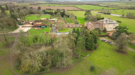 Téléchargez les photos : Vue aérienne de la maison historique Claydon House dans l'Aylesbury Vale, Buckinghamshire, Angleterre - en image libre de droit