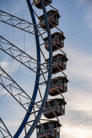 Téléchargez les photos : Un plan vertical d'une partie de la roue ferris à Munich en Allemagne pendant le festival Oktoberfest - en image libre de droit