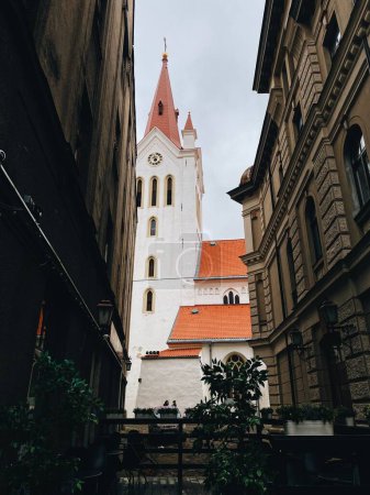 Téléchargez les photos : Une vue à faible angle de l'église en Lettonie - en image libre de droit