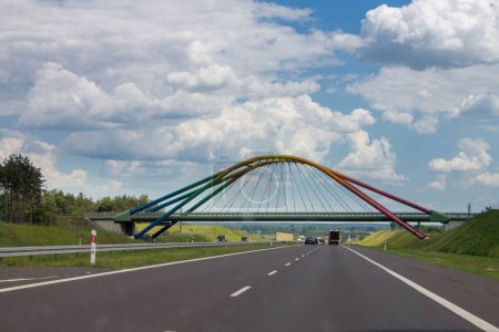 Téléchargez les photos : Un pont coloré sur une route à Varsovie, Pologne - en image libre de droit