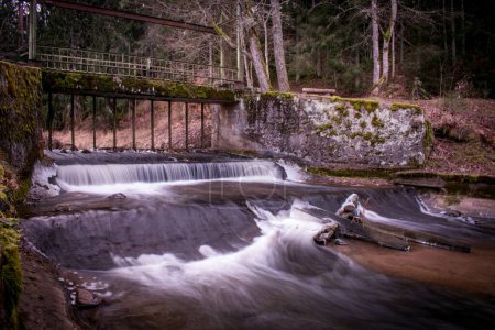 Foto de La hermosa escena de la presa sobre el río, larga exposición - Imagen libre de derechos