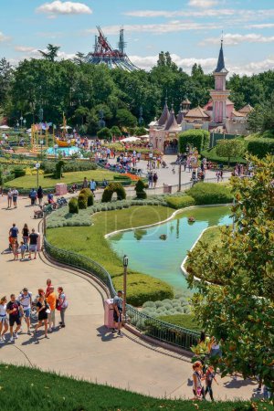 Téléchargez les photos : Un beau cliché du Disneyland à Paris en France par une journée ensoleillée - en image libre de droit
