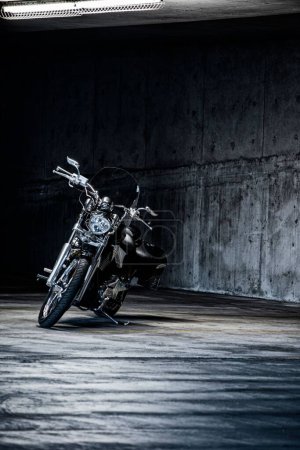 Foto de Una elegante motocicleta negra victoria estacionada en el garaje - Imagen libre de derechos