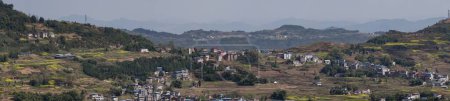Téléchargez les photos : Une vue panoramique sur un village et un vaste paysage à la campagne - en image libre de droit