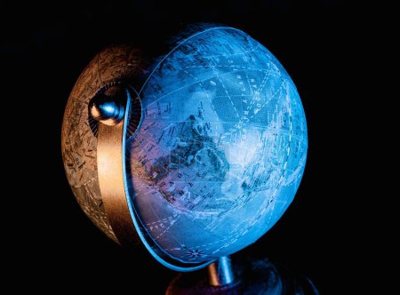 Foto de Un primer plano del globo terráqueo aislado sobre un fondo negro - Imagen libre de derechos