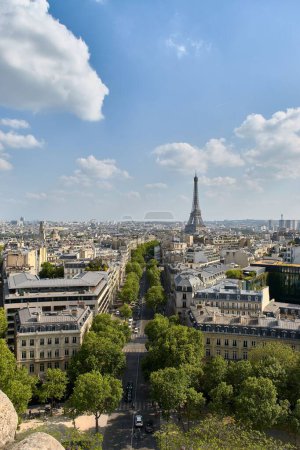 Foto de Una toma aérea vertical de la ciudad del amor París con una Torre Eiffel en el fondo - Imagen libre de derechos