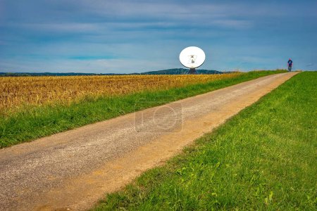 Téléchargez les photos : Un satellite d'antenne debout dans la prairie - en image libre de droit