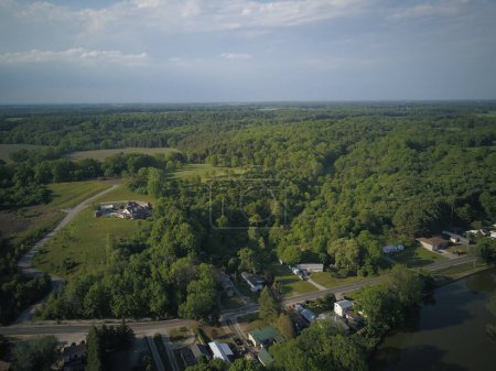 Foto de Una vista aérea del pueblo rodeado de árboles densos - Imagen libre de derechos