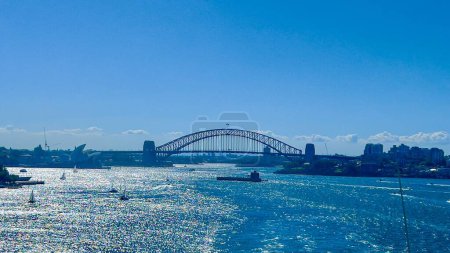 Téléchargez les photos : Une vue panoramique du pont du port de Sydney contre un ciel dégagé par une journée ensoleillée et lumineuse en Australie - en image libre de droit