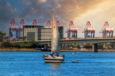 Téléchargez les photos : Un voilier capturé flottant sur un paysage marin pittoresque à Long Beach, Californie au coucher du soleil - en image libre de droit