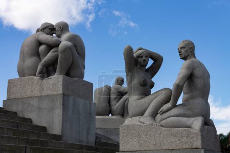 Téléchargez les photos : Les belles sculptures de couples dans le parc Vigeland par une journée ensoleillée, Oslo - en image libre de droit
