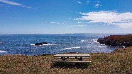 Téléchargez les photos : Une table en bois avec des bancs sur la plage de Goat Rock pf Jenner, Californie, USA - en image libre de droit