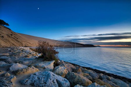 Téléchargez les photos : Une vue panoramique de Dune Pilat et du littoral pendant la majestueuse heure du coucher du soleil - en image libre de droit