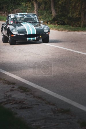 Téléchargez les photos : Une voiture noire installée lors d'une course de vitesse ascendante du championnat d'Italie à Pesaro - en image libre de droit