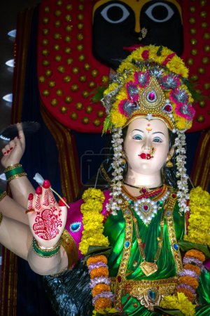 Téléchargez les photos : Un plan vertical de l'idole de Maa Durga vénérée lors d'un Mandal à Mumbai, en Inde, pour Navratri - en image libre de droit