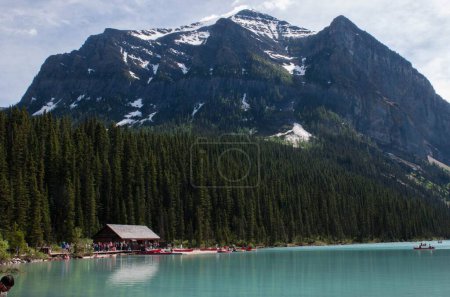 Téléchargez les photos : Un paysage splendide d'une montagne Rocheuse et d'un lac glaciaire turquoise dans le parc national Banff, Canada - en image libre de droit