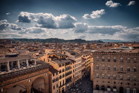 Téléchargez les photos : Une vue aérienne du paysage urbain entouré de bâtiments à Florence - en image libre de droit