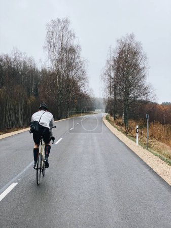 Téléchargez les photos : Une vue arrière du cycliste sur la route - en image libre de droit