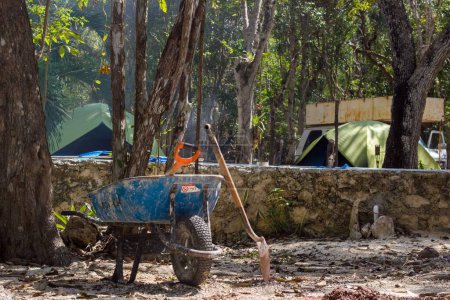 Téléchargez les photos : Les outils de jardinage dans le camping - en image libre de droit