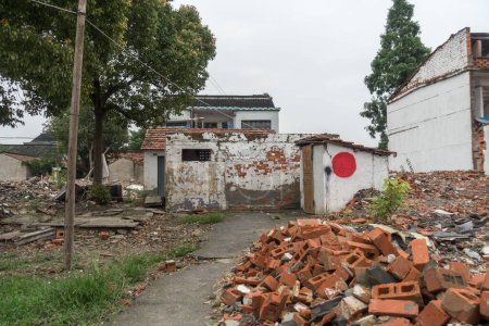 Téléchargez les photos : Plan rapproché d'une zone rurale avec de vieux bâtiments et des structures en ruine après une inondation - en image libre de droit