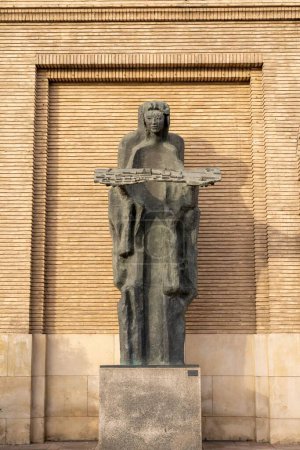 Téléchargez les photos : Un plan vertical de la statue en bronze de l'Ange de la Ciudad à Saragosse, Espagne - en image libre de droit
