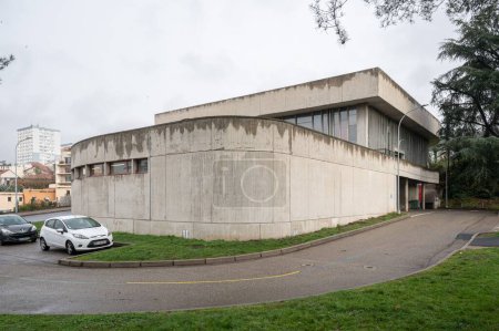 Foto de Una arquitectura moderna minimalista de estilo concreto de Le Corbusier Obra maestra con árboles bajo el cielo claro - Imagen libre de derechos