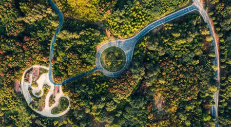 Téléchargez les photos : Vue aérienne d'un rond-point dans le parc forestier de Huanglong Mountain - en image libre de droit