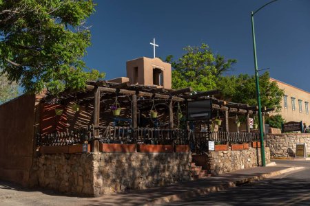 Téléchargez les photos : Un plan de rue de la chapelle San Miguel avec une croix sur le dessus du bâtiment, Nouveau-Mexique - en image libre de droit
