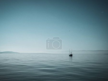 Téléchargez les photos : Un petit bateau au Lac Léman à Nyon, Genève, Suisse - en image libre de droit